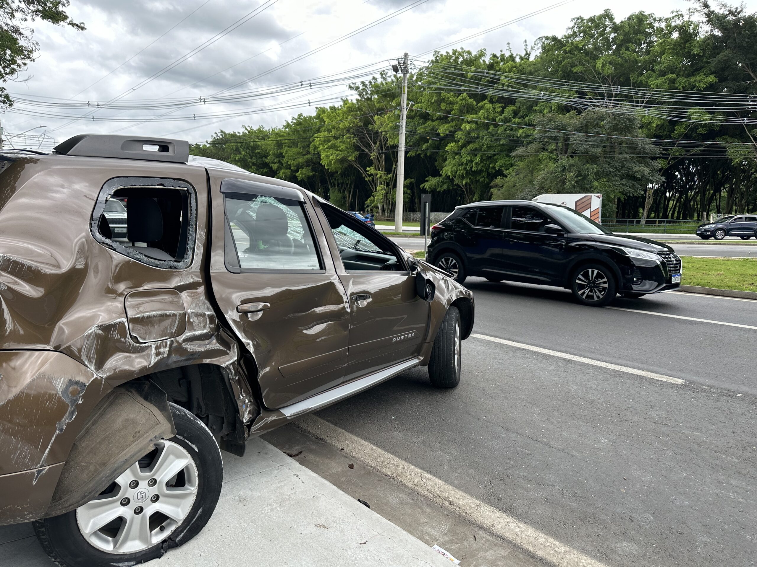 Colisão entre um carro e um caminhão resulta em um capotamento na