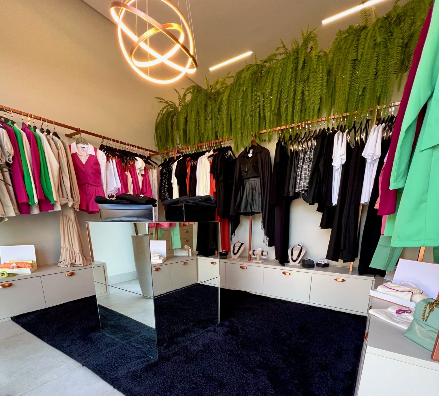 O Urbanova tem uma loja de roupas e acessórios femininos. Conheça - Revista  Urbanova