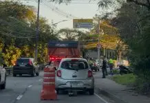 Caminhão quebrado provoca lentidão na Avenida Linneu de Moura, sentido bairro