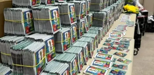 Como identificar figurinhas falsas da Copa? Apreensão de 200 mil cromos no RJ traz alerta para colecionadores Figurinhas falsas