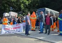 Funcionários da Urbam fazem passeata no Urbanova nesta segunda-feira, durante negociações da categoria Urbam