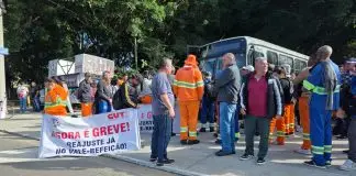 Funcionários da Urbam fazem passeata no Urbanova nesta segunda-feira, durante negociações da categoria Urbam