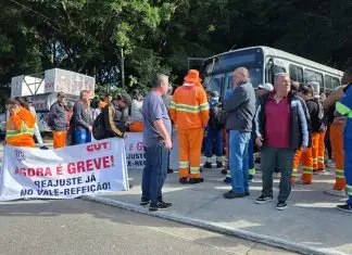 Funcionários da Urbam fazem passeata no Urbanova nesta segunda-feira, durante negociações da categoria Urbam