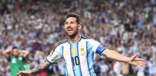 Messi faz hat-trick, quebra recordes e estreia com vitória na Copa do Mundo Messi