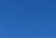 Dois balões novamente são flagrados sobrevoando a região do Urbanova neste domingo (19) Balão sobrevoa o Urbanova