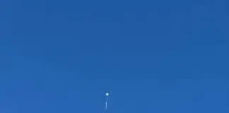Dois balões novamente são flagrados sobrevoando a região do Urbanova neste domingo (19) Balão sobrevoa o Urbanova