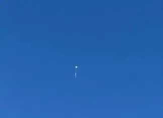 Dois balões novamente são flagrados sobrevoando a região do Urbanova neste domingo (19) Balão sobrevoa o Urbanova