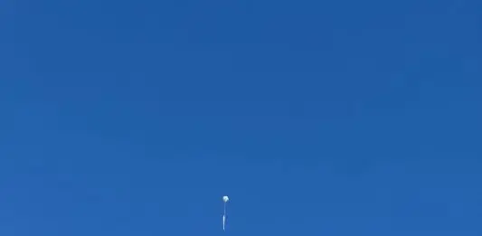 Dois balões novamente são flagrados sobrevoando a região do Urbanova neste domingo (19) Balão sobrevoa o Urbanova