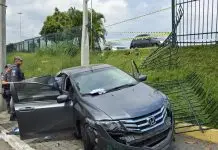 Carro atravessa grade e cai na calçada no Jardim Aquarius; motorista de 83 anos fica ferido acidente aquarius