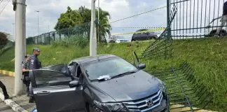 Carro atravessa grade e cai na calçada no Jardim Aquarius; motorista de 83 anos fica ferido acidente aquarius