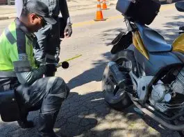 Blitz contra poluição sonora fiscaliza escapamentos de motos na zona sul de São José