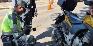 Blitz contra poluição sonora fiscaliza escapamentos de motos na zona sul de São José