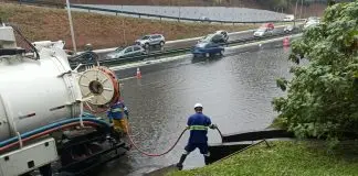 Chuva forte alaga Anel Viário, provoca acidente e afeta trânsito em São José