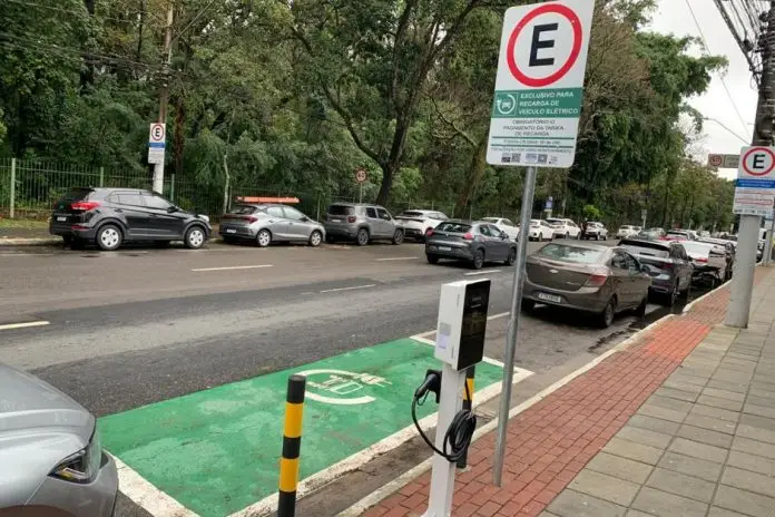 carregamento-elétrico-e-com-placa