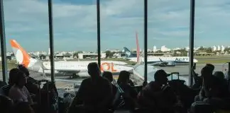 Agressão, assédio e tentativa de entrar na cabine podem deixar passageiro até 12 meses sem embarcar Avião