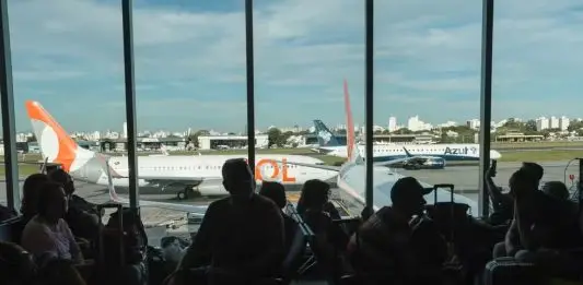 Agressão, assédio e tentativa de entrar na cabine podem deixar passageiro até 12 meses sem embarcar Avião