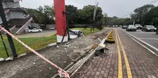 Carro derruba poste com câmera de monitoramento e danifica grade de imobiliária no Urbanova