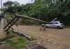 Caminhão atinge fiação e poste cai sobre carro no Bairrinho, no Urbanova