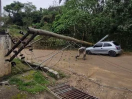 Caminhão atinge fiação e poste cai sobre carro no Bairrinho, no Urbanova