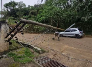 Caminhão atinge fiação e poste cai sobre carro no Bairrinho, no Urbanova
