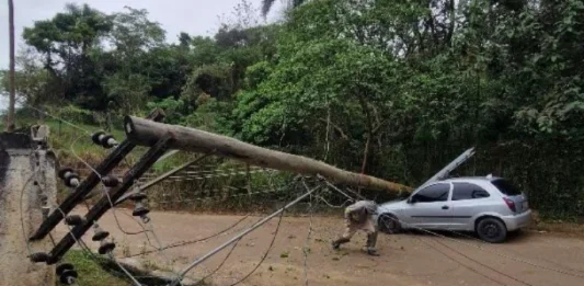 Caminhão atinge fiação e poste cai sobre carro no Bairrinho, no Urbanova
