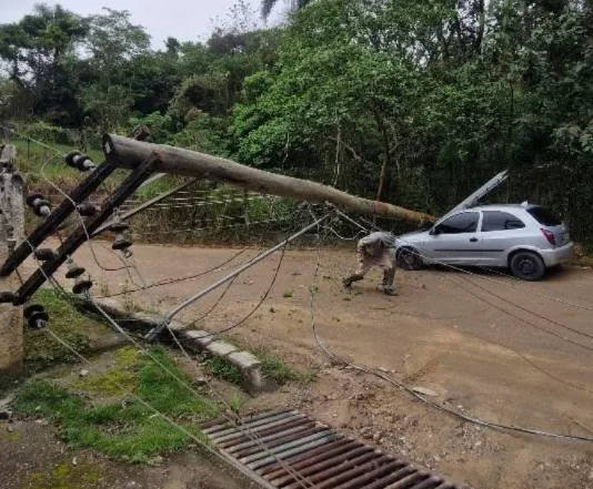 Caminhão atinge fiação e poste cai sobre carro no Bairrinho, no Urbanova