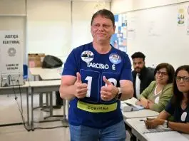 Tarcísio de Freitas votando nas eleições 2026