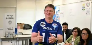 Tarcísio de Freitas votando nas eleições 2026