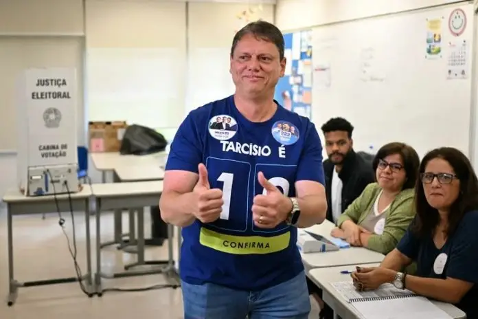Tarcísio de Freitas votando nas eleições 2026