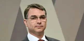 Motociata com Flávio Bolsonaro e Tarcísio em São José é cancelada em função do mau tempo Flávio Bolsonaro