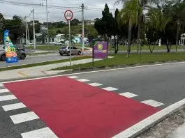 Condutores relatam faixas escorregadias no Urbanova durante chuvas; Secretaria de Mobilidade afirma que a pintura segue as normas Faixa Vermelha | Travessia de ciclistas | Rotatória praça Fukuoka