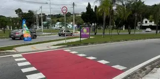 Condutores relatam faixas escorregadias no Urbanova durante chuvas; Secretaria de Mobilidade afirma que a pintura segue as normas Faixa Vermelha | Travessia de ciclistas | Rotatória praça Fukuoka