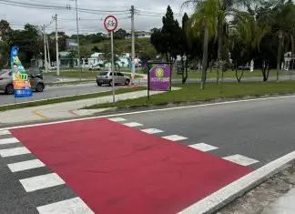 Condutores relatam faixas escorregadias no Urbanova durante chuvas; Secretaria de Mobilidade afirma que a pintura segue as normas Faixa Vermelha | Travessia de ciclistas | Rotatória praça Fukuoka