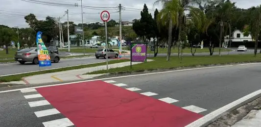 Condutores relatam faixas escorregadias no Urbanova durante chuvas; Secretaria de Mobilidade afirma que a pintura segue as normas Faixa Vermelha | Travessia de ciclistas | Rotatória praça Fukuoka