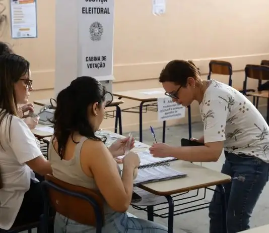 Eleitor pode votar com adesivo e bandeira, mas não pode fazer campanha; saiba o que é proibido neste domingo Votação | Eleições 2026