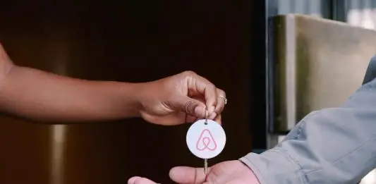 Novas regras do Airbnb impedem anfitriões de pedir que hóspedes lavem a louça; diretrizes começam a valer em novembro Airbnb
