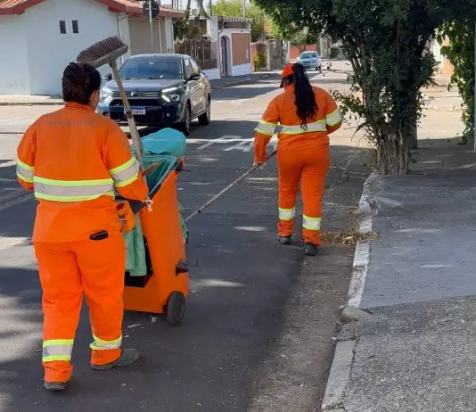 Urbam mobiliza 400 funcionários para retirar santinhos das ruas de São José neste domingo (4) Urbam